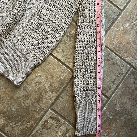 ⭐️BOGO FREE⭐️ DAYTRIP Like New V-Neck Knit Sweater - Picture 9 of 9